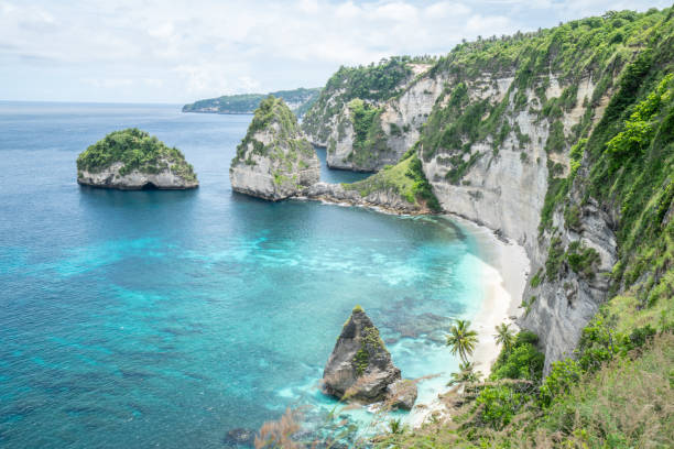 magnífica vista sobre a praia onírica cima sem pessoas-blues e greensand a bela montanha em forma de no mar. cópia de natureza destinos férias conceito de viagem - nusa lembongan bali island beach - fotografias e filmes do acervo