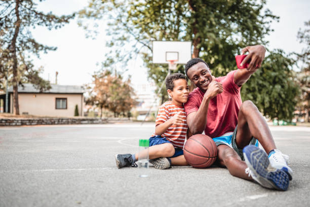 padre e hijo jugando baloncesto - bouncing ball family playing fotografías e imágenes de stock