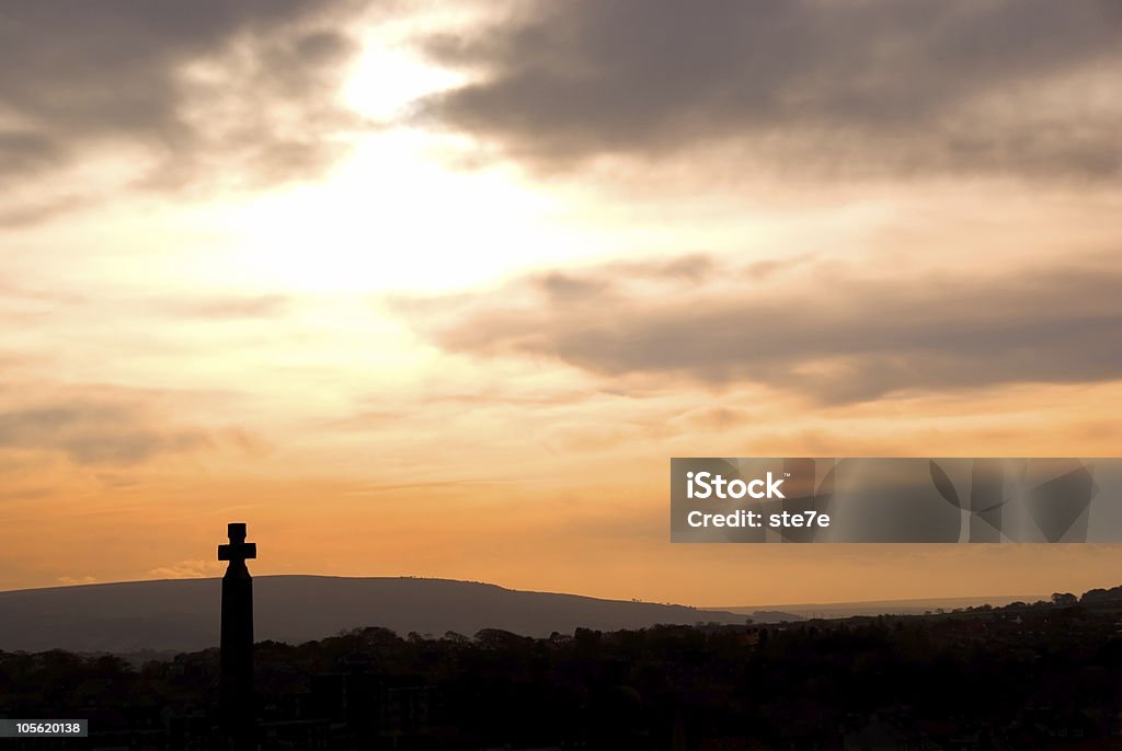 Tramonto sopra Whitby cross - Foto stock royalty-free di A forma di croce