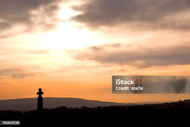Tramonto Sopra Whitby Cross - Fotografie stock e altre immagini di A forma di croce - A forma di croce, Cielo, Cimitero