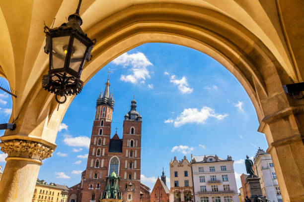 der hauptmarkt square von krakau, polen - cloth hall stock-fotos und bilder