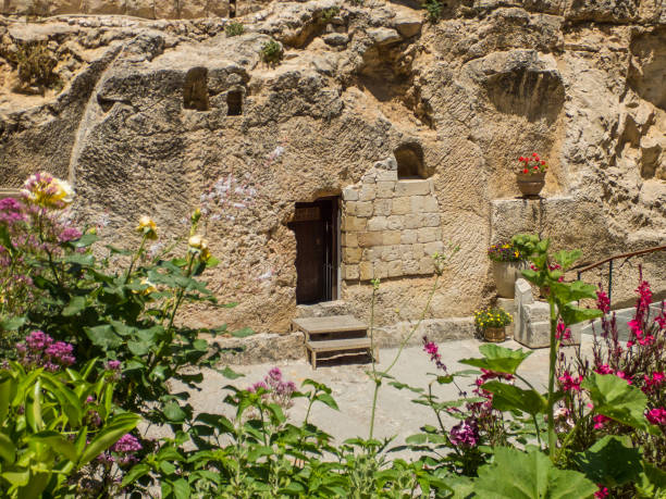 la tumba del jardín, tumba de la roca en jerusalén, israel - tomb fotografías e imágenes de stock