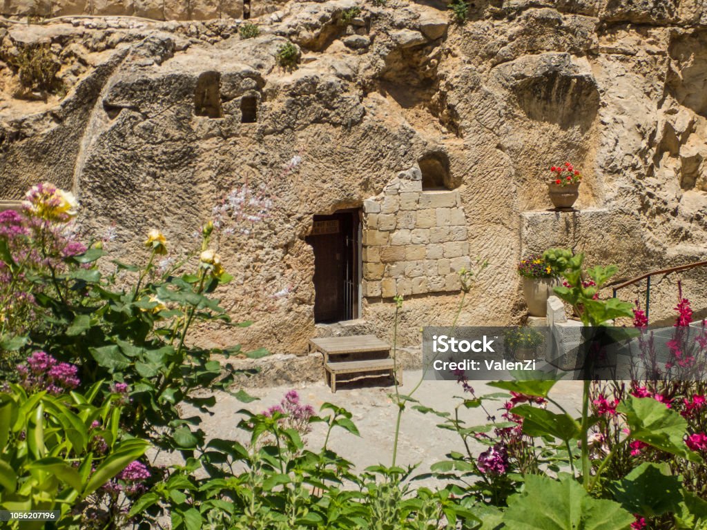 The Garden Tomb, rock tomb in Jerusalem, Israel The Garden Tomb, entrance to the tomb cut into the rock. The Garden Tomb, site of pilgrimage, rock tomb outside the walls of the Old City of Jerusalem, Israel Tomb Stock Photo