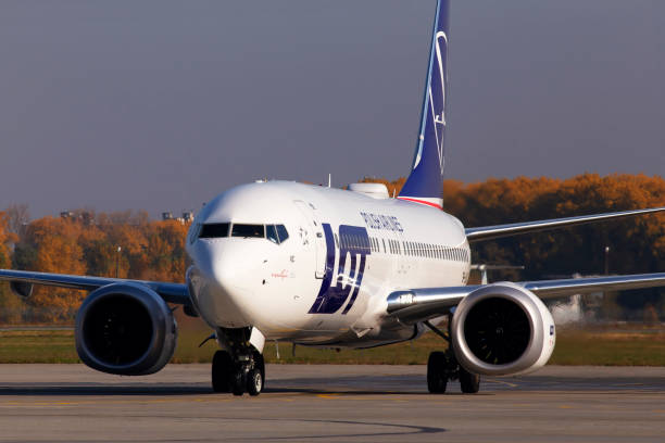 sp-lvc lot - polnische airlines boeing 737 max 8 flugzeuge auf der landebahn des flughafen borispol - cockpit airplane commercial airplane boeing stock-fotos und bilder