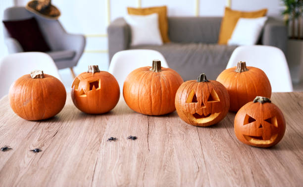 calabazas de halloween sobre mesa de madera - halloween pumpkin party carving fotografías e imágenes de stock