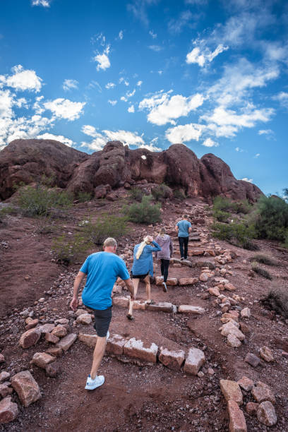 escada para o buraco-em-rocha - hiking sonoran desert arizona desert - fotografias e filmes do acervo