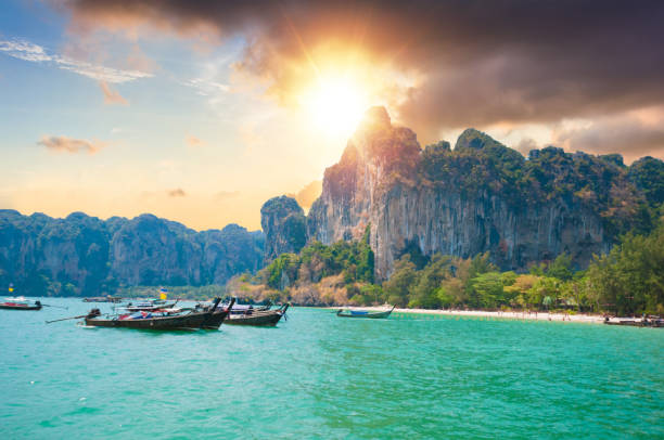 hermosa puesta de sol en el mar tropical con barco de cola larga en tailandia del sur - nautical vessel sky andaman sea beach fotografías e imágenes de stock