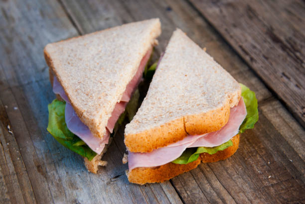 ハムと野菜のクラブ サンドイッチ。素朴な木製の背景。 - club sandwich sandwich salad bread ストックフォトと画像