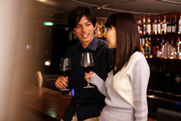 男性と女性は、バーで立って飲むカウンター - drinking couple bar counter bar ストックフォトと画像