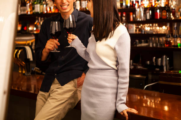 男性と女性は、バーで立って飲むカウンター - drinking couple bar counter bar ストックフォトと画像