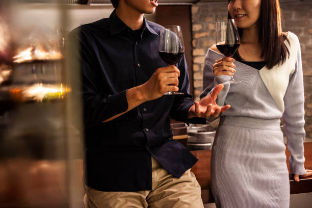 男性と女性は、バーで立って飲むカウンター - drinking couple bar counter bar ストックフォトと画像