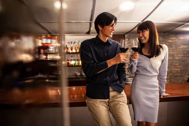 男性と女性は、バーで立って飲むカウンター - drinking couple bar counter bar ストックフォトと画像