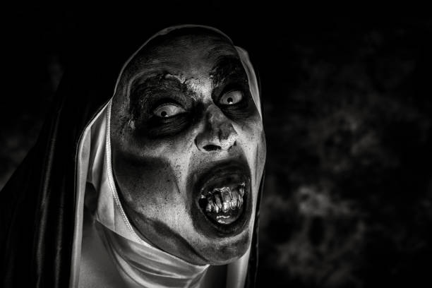 przerażająca zła zakonnica z krwawymi zębami - bad habit obrazy zdjęcia i obrazy z banku zdjęć