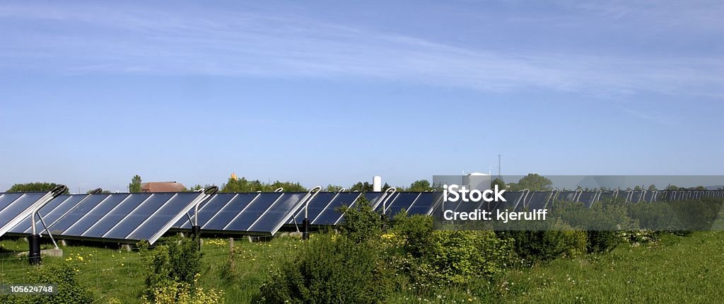 Impianto di energia solare - Foto stock royalty-free di Impianto di energia solare