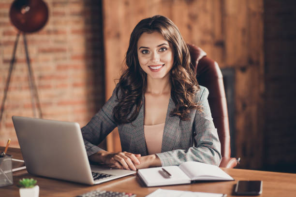 señora alegre atractivo adorable negocios con estilo hermoso clásico moderno sentado delante del ordenador portátil en el lugar de trabajo, estación de - adminstrator fotografías e imágenes de stock