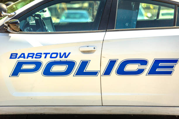 barstow police car - route 66 road sign california imagens e fotografias de stock