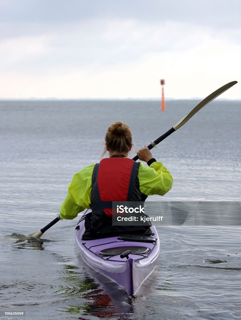 Jeune femme dans un kayak pour pagayer - Photo de Adulte libre de droits