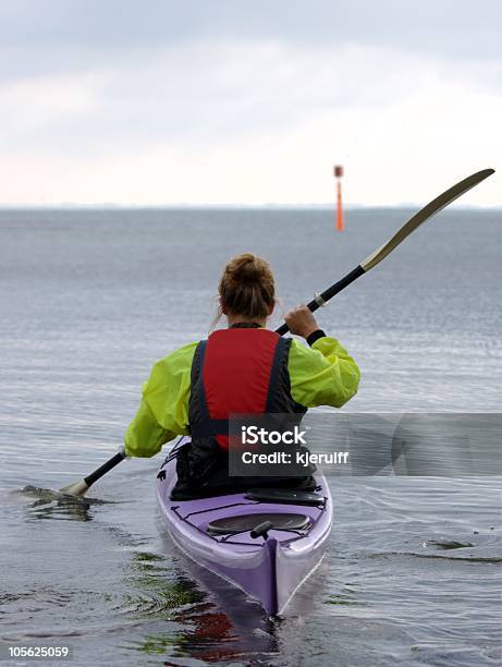 Photo libre de droit de Jeune Femme Dans Un Kayak Pour Pagayer banque d'images et plus d'images libres de droit de Adulte - Adulte, Balise flottante, Eau