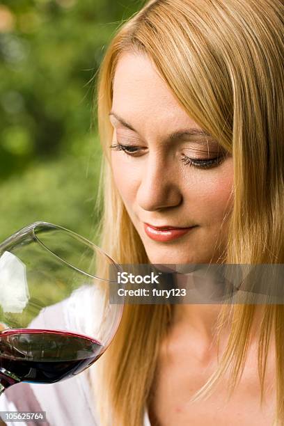 Foto de Copo De Vinho Tinto e mais fotos de stock de Adulto - Adulto, Bebida alcoólica, Beleza