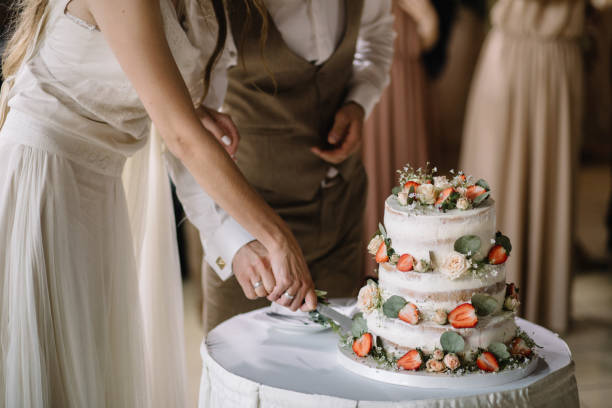 花嫁と花婿がウェディングケーキを切っている - wedding cake newlywed wedding cake ストックフォトと画像