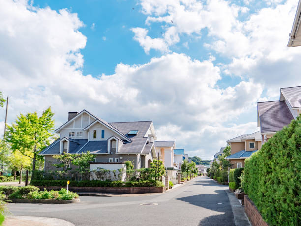 paisaje de la residencia japonesa - clear sky residential district house sky fotografías e imágenes de stock