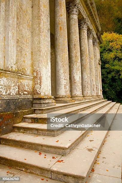 Colonne Corinzie E Passaggi - Fotografie stock e altre immagini di Ambientazione esterna - Ambientazione esterna, Architettura, Caratteristica architettonica