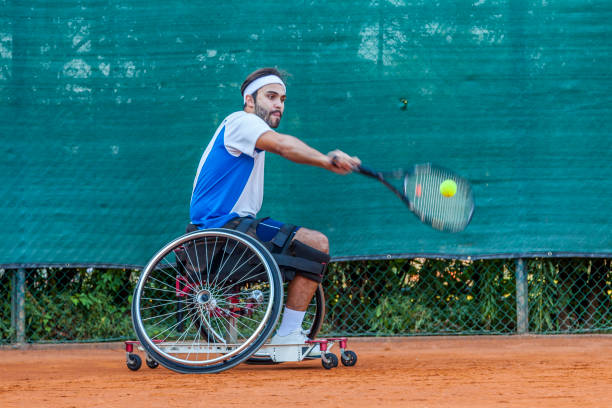 con discapacidad tenista golpea el balón - wheelchair tennis physical impairment athlete fotografías e imágenes de stock