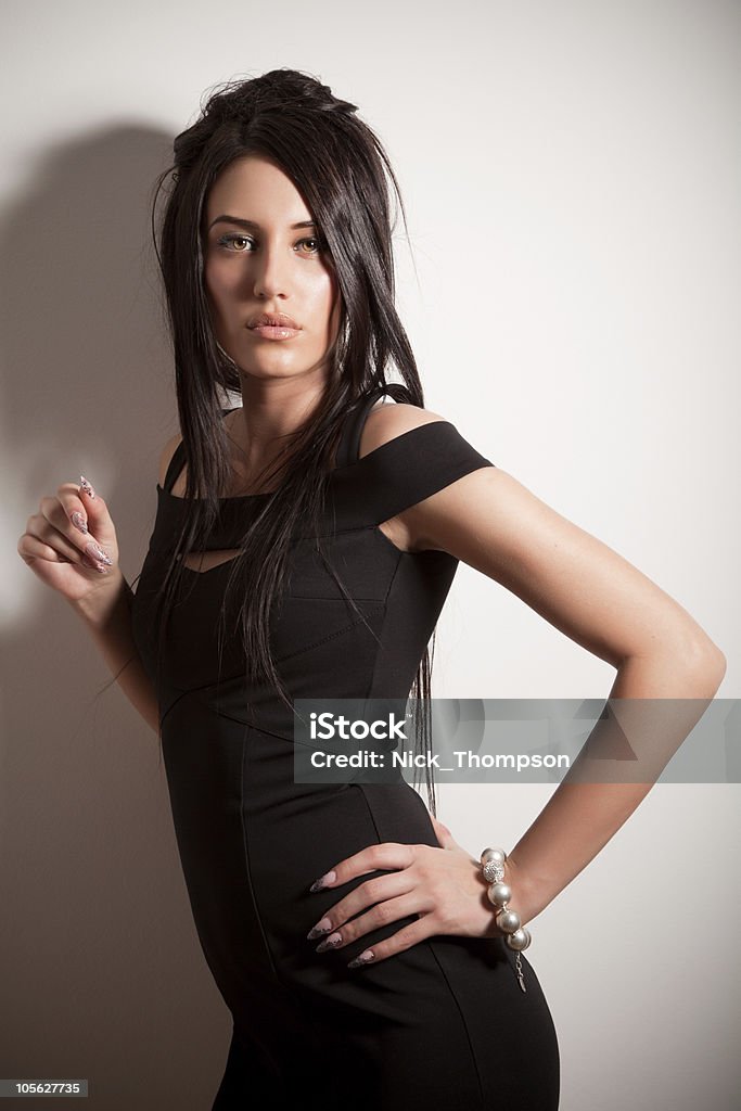 Attraente brunette ragazze in abito nero di moda - Foto stock royalty-free di Abbigliamento casual