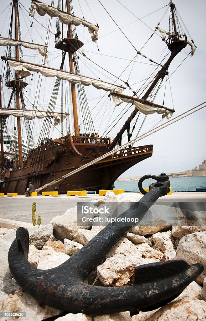 Anclajes y galeón - Foto de stock de Ancla - Parte del barco libre de derechos