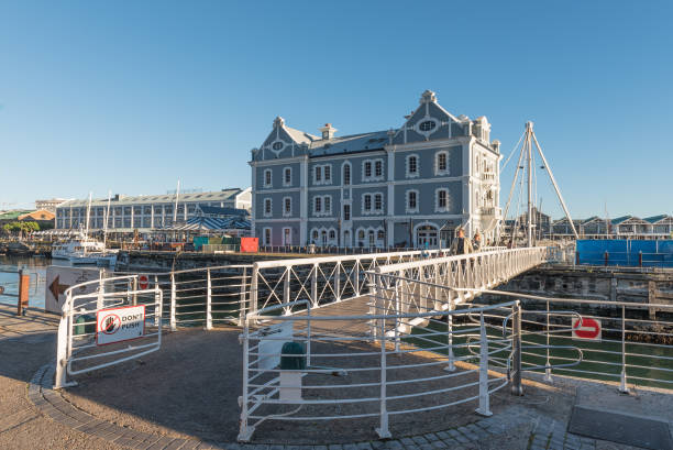 swing bridge, port captains building at victoria and alfred waterfront - victoria and alfred imagens e fotografias de stock