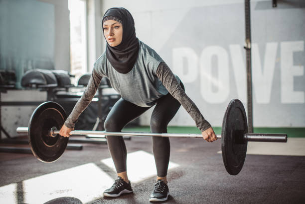 motivado para o sucesso - crouching exercising women barbell - fotografias e filmes do acervo