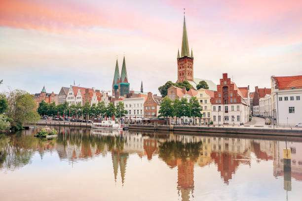 старый город любек, отраженный в реке траве, германия - lubeck стоковые фото и изображения