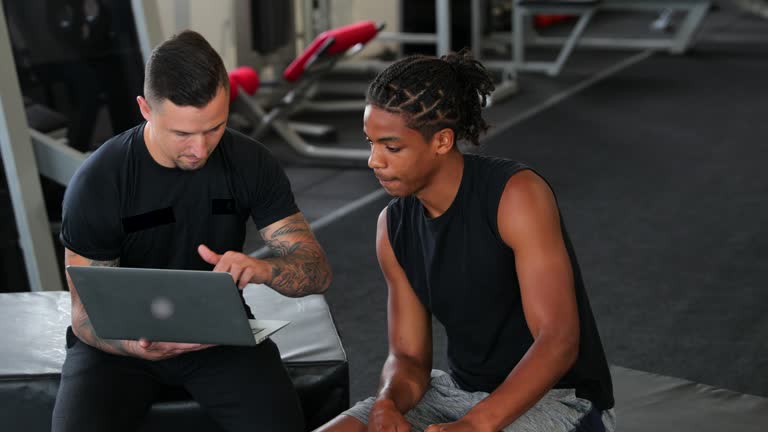 Trainer And Client 720+ Personal Trainer With Client Stock Videos and Royalty-Free Footage ...
