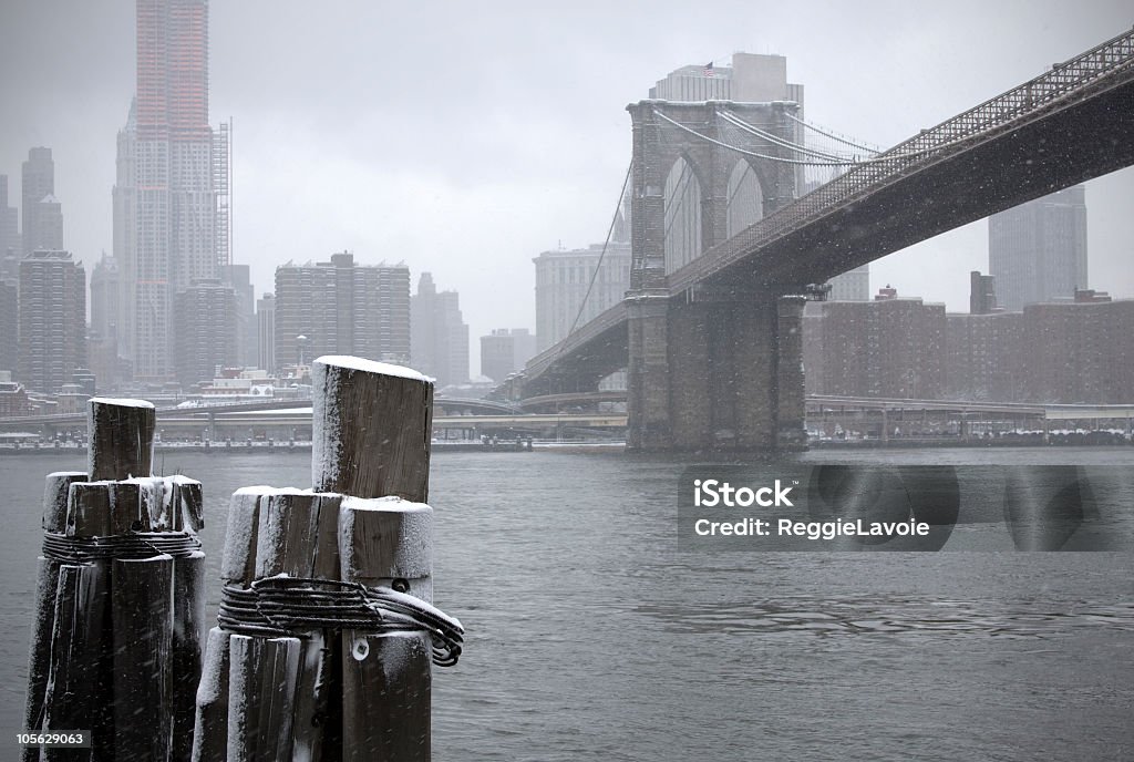 Ponte do Brooklyn, em um dia de neve - Foto de stock de Arranha-céu royalty-free