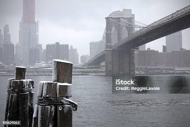 Foto de Ponte Do Brooklyn Em Um Dia De Neve e mais fotos de stock de Arranha-céu - Arranha-céu, Baixo Manhattan, Brooklyn - New York