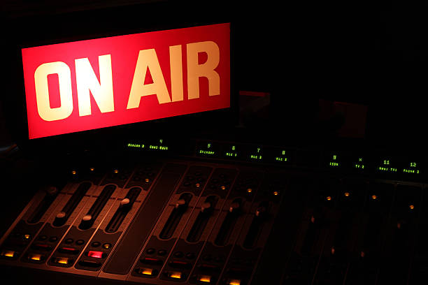 on air radio studio-horizontal - radiostudio stock-fotos und bilder