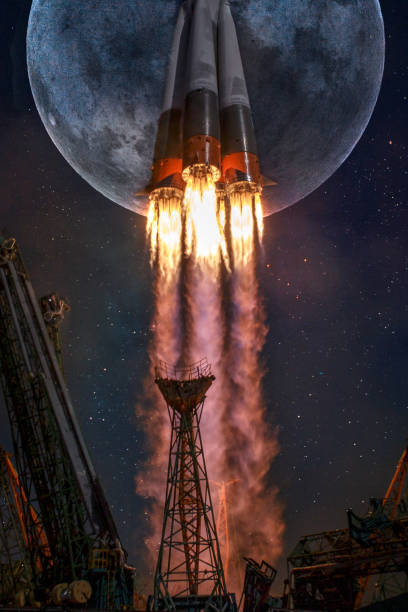 宇宙船は月コラージュする概念旅行月に任務に離陸。 愚か者の月と宇宙に飛んで煙の雲とロケット。nasa から提供されたこのイメージの要素です。 - rocket taking off spaceship space ストックフォトと画像