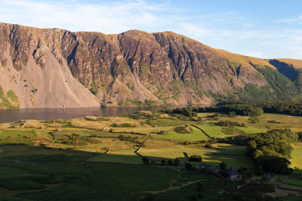 stunning view of wast water and fells in the lake district national park in the uk on a beautiful sunny evening - wastwater lake imagens e fotografias de stock