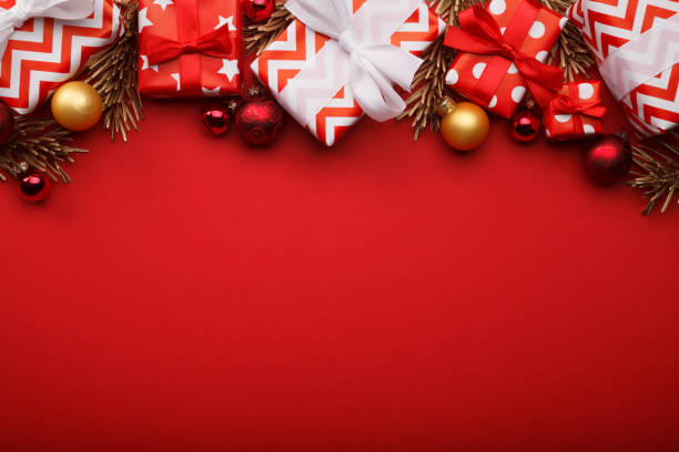 feliz fondo de cajas de regalo de navidad con adornos de navidad - holidays fotografías e imágenes de stock