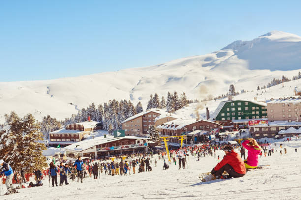 jazda na nartach i snowboardzie w zimowym kurorcie uludag - ski resort winter ski slope ski lift zdjęcia i obrazy z banku zdjęć