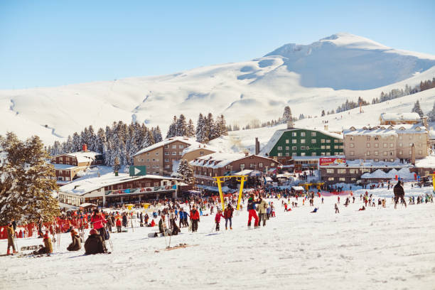jazda na nartach i snowboardzie w zimowym kurorcie uludag - ski resort winter ski slope ski lift zdjęcia i obrazy z banku zdjęć