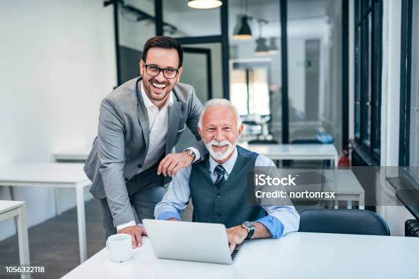 Photo libre de droit de Portrait De Famille Entreprise Prospère Au Travail banque d'images et plus d'images libres de droit de Affaires