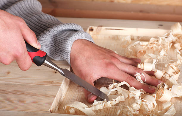 Manos en el trabajo de la madera - foto de stock