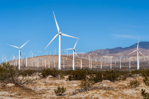 ветропарк в пустыне калифорнии - solar panel wind turbine california technology стоковые фото и изображения