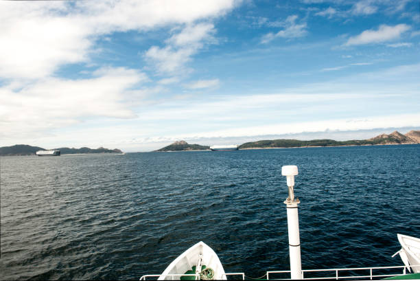 islas cies desde el ferry, galicia, españa - geschützt fotografías e imágenes de stock