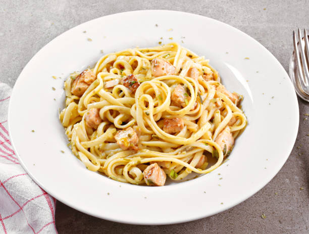 delizioso piatto di pasta al salmone, tagliatelle o noodles alla linguine - pasta noodles tagliatelle freshness foto e immagini stock