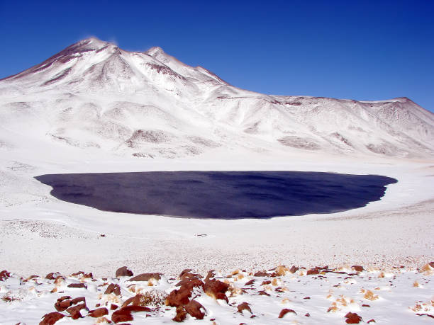 miscanti 湖とチリ miniques ラグーン周辺の景色 - panoramic nature atacama region south america ストックフォトと画像