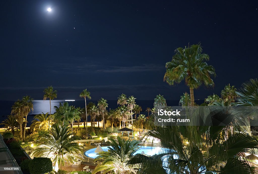 Por la noche junto a la piscina, Islas Canarias - Foto de stock de Agua libre de derechos