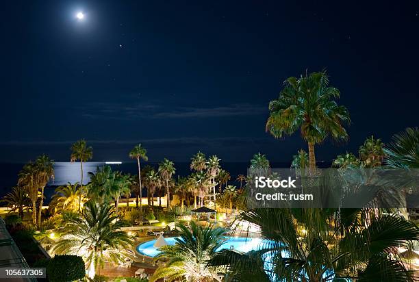 Por La Noche Junto A La Piscina Islas Canarias Foto de stock y más banco de imágenes de Agua - Agua, Aire libre, Al lado de la piscina