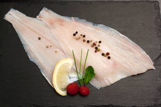 rohe flunder filet - flounder fillet seafood meal stock-fotos und bilder